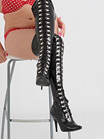 picture from girlsinleatherboots.com