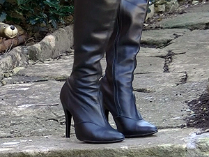 sample movie fromGirls in Leather Boots